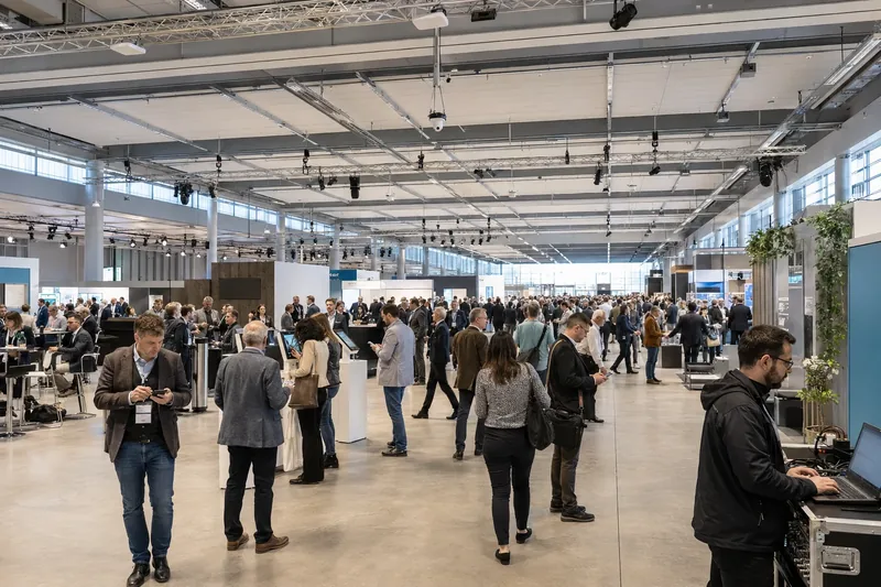 Professionelles Messe-WLAN von novoSYS in einer gut besuchten Schweizer Messehalle